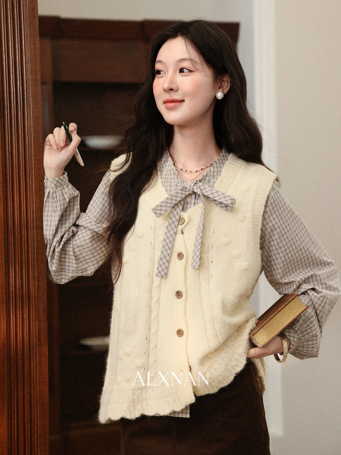 Off-White Women's Vest Retro V-Neck Textured Sleeveless Wool Top - Image 3