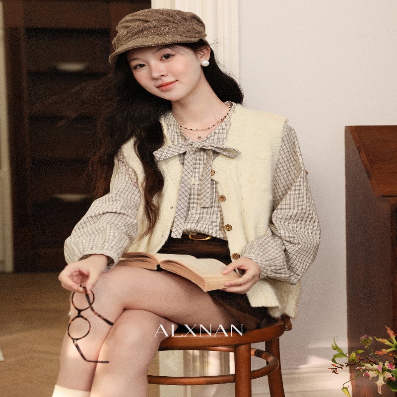 Off-White Women's Vest Retro V-Neck Textured Sleeveless Wool Top - Image 5